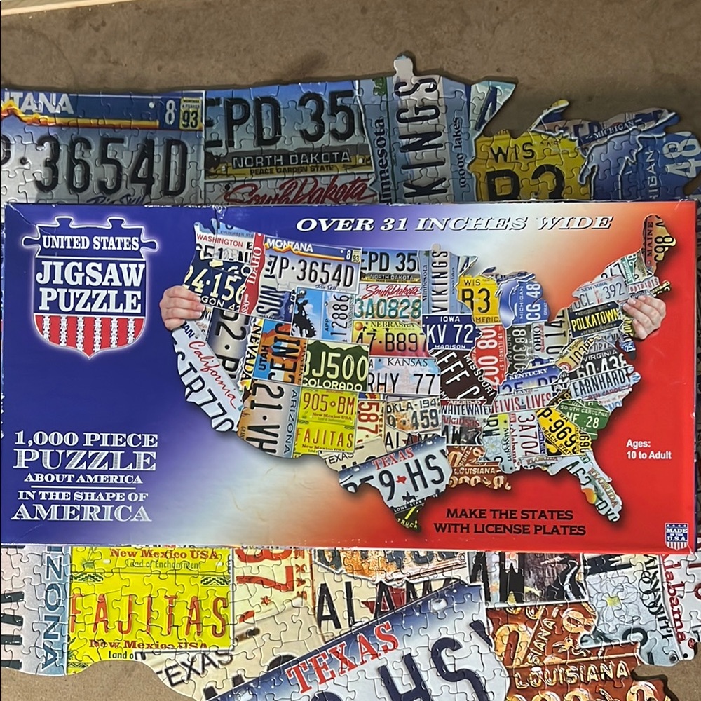 🧩 1000 piece TDC “License Plates USA”. Fun and uniquely shaped pieces. Complete.